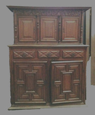 meuble deux corps renaissance chêne massif portes à encadrement . XVIII siècle .