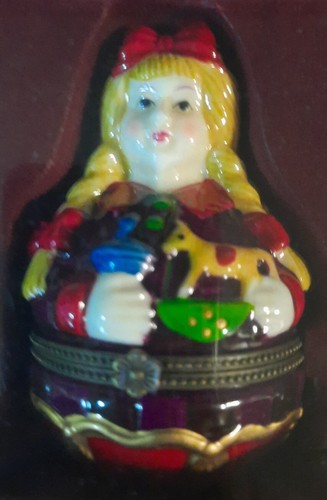 Villeroy & Boch 1748 Scandinavia Girl w/ Red Bow Hinged Dresser Trinket Box - Picture 2 of 3