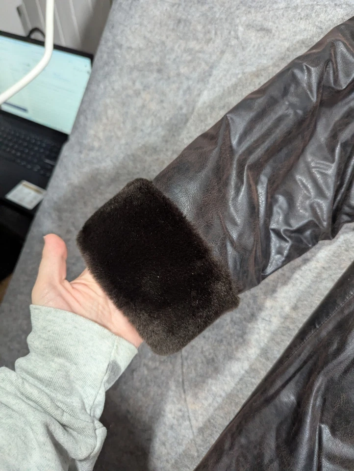 Colección Nuage Abrigo de Cuero Sintético Marrón Botón Mob Esposa Con Capucha De Gran Tamaño Foto 2 de 4