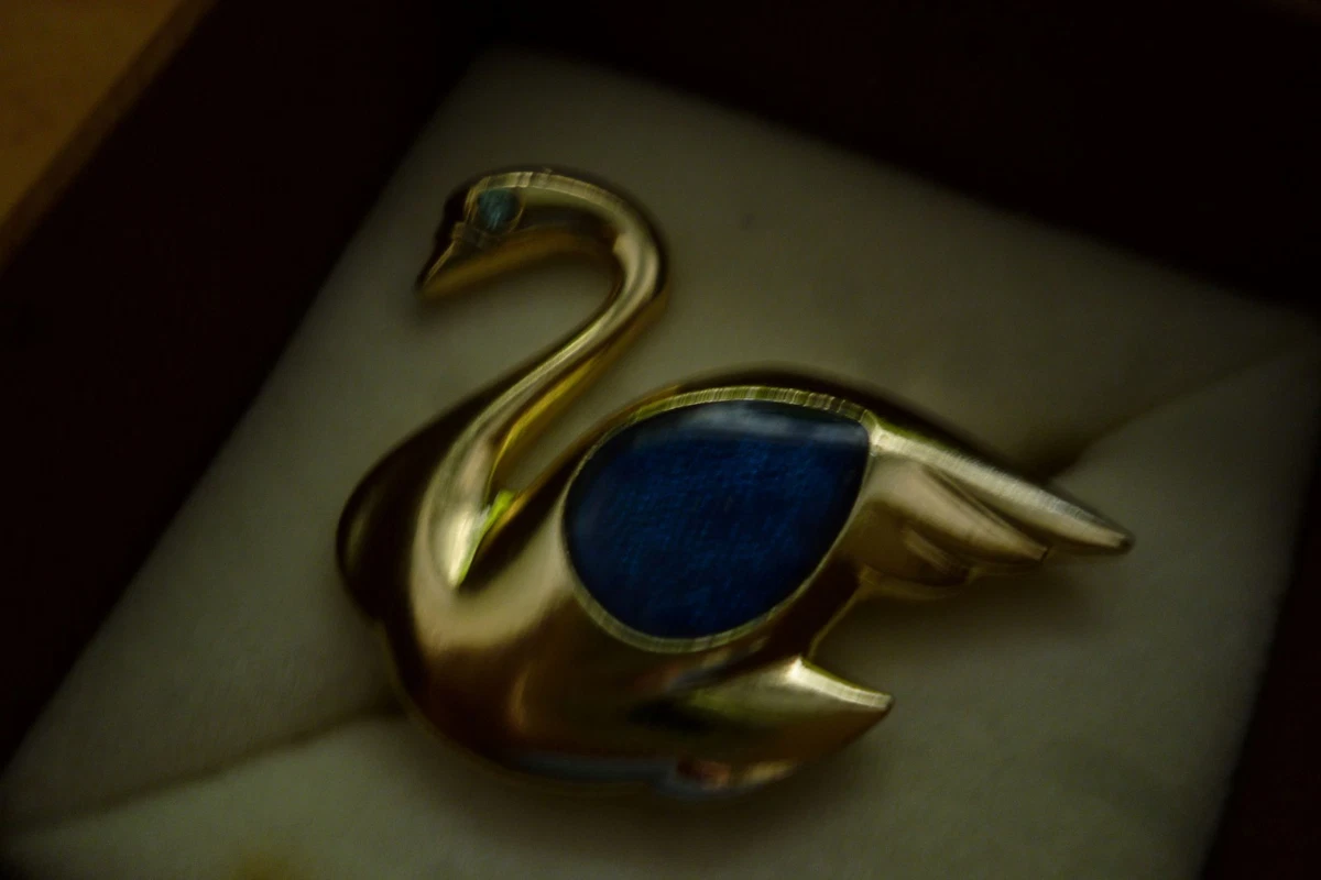 Kleine Brosche, Schwan, Modeschmuck goldfarben mit blau Stein