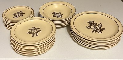 Vintage Pfaltzgraff Stoneware Beige Dinnerware 16pc Dinner/Salad/Dessert/Soup
