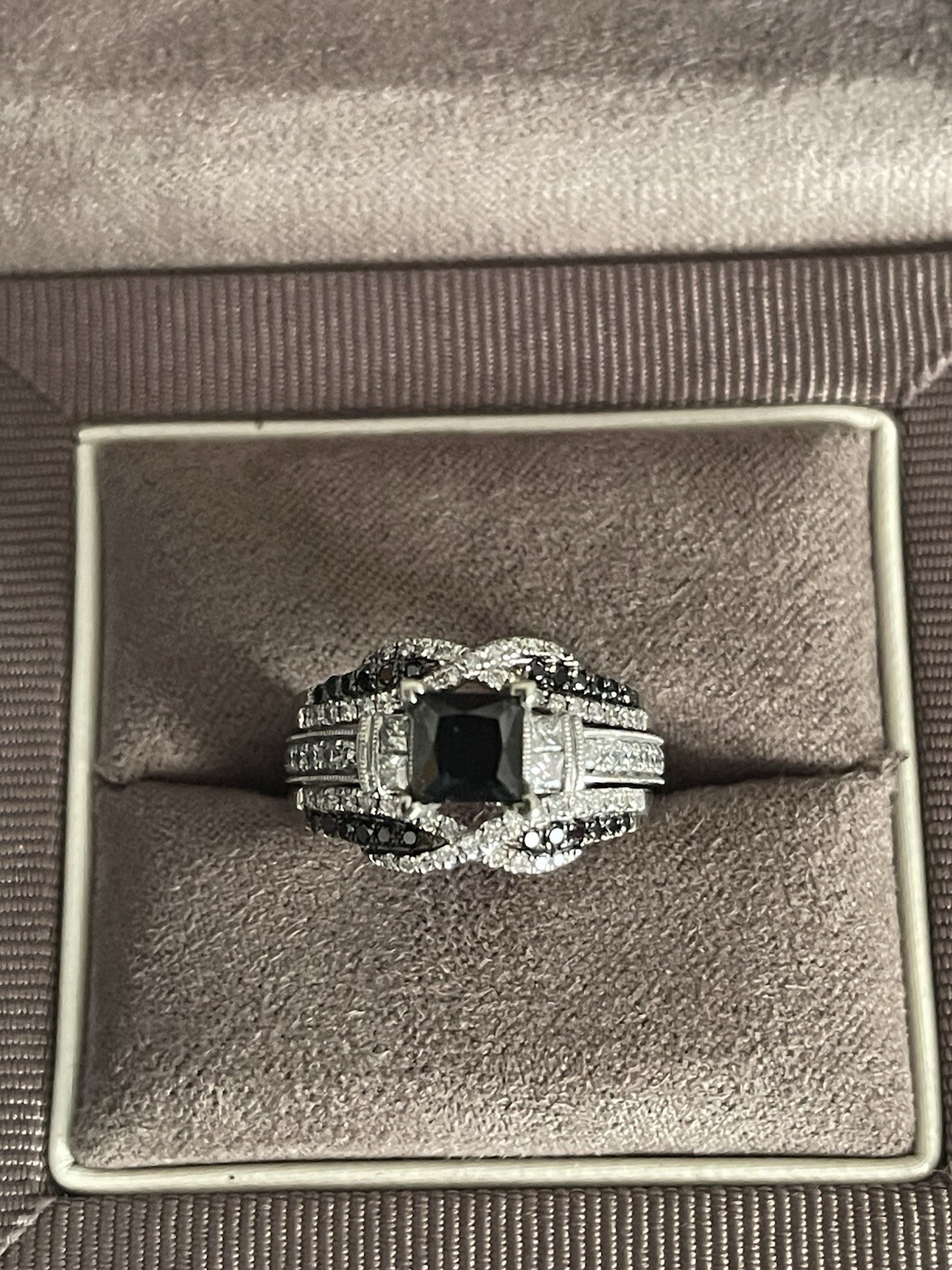 Stunning Diamond Ring - image 1