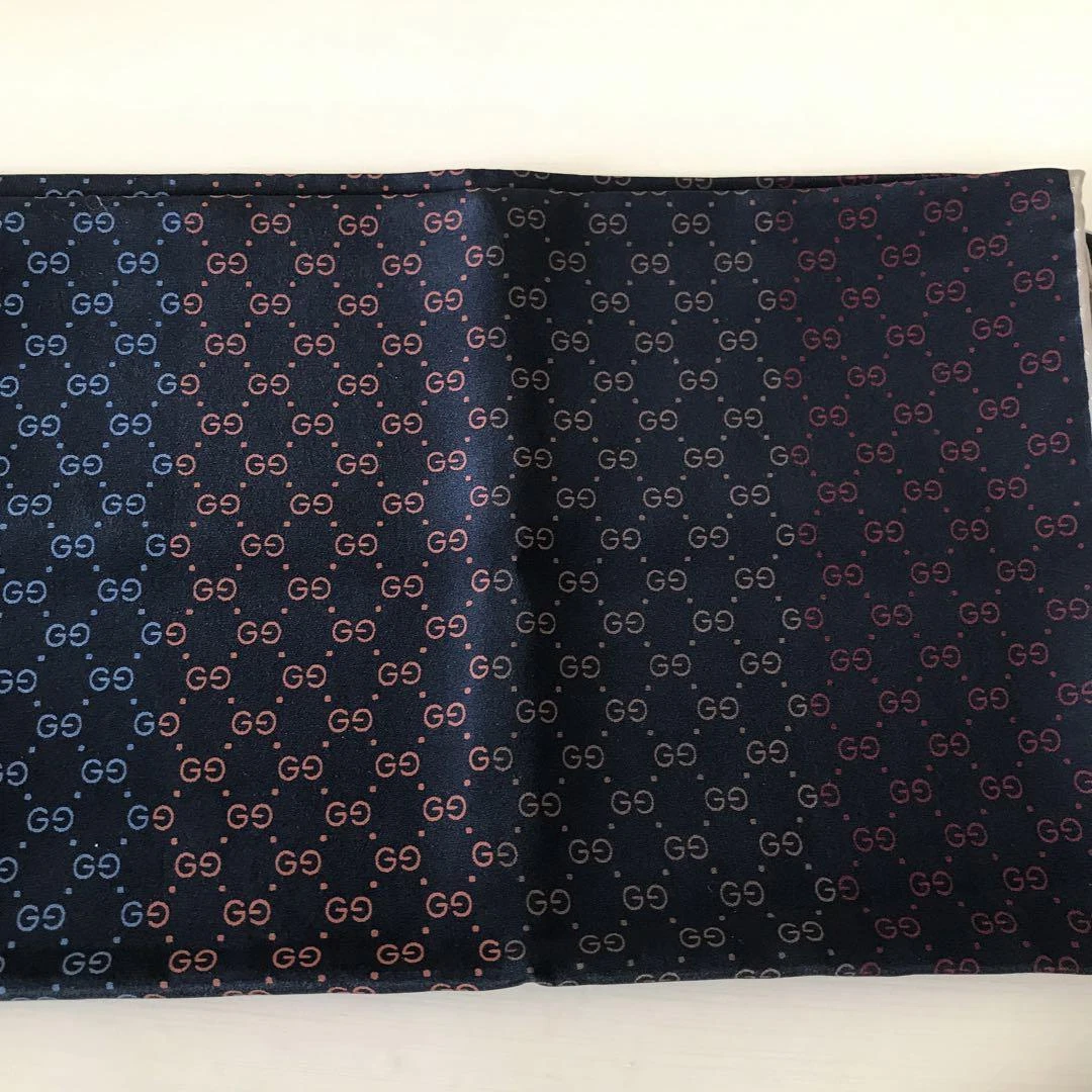Authentique ancienne écharpe rectangulaire Gucci en soie bleue (mode femme)