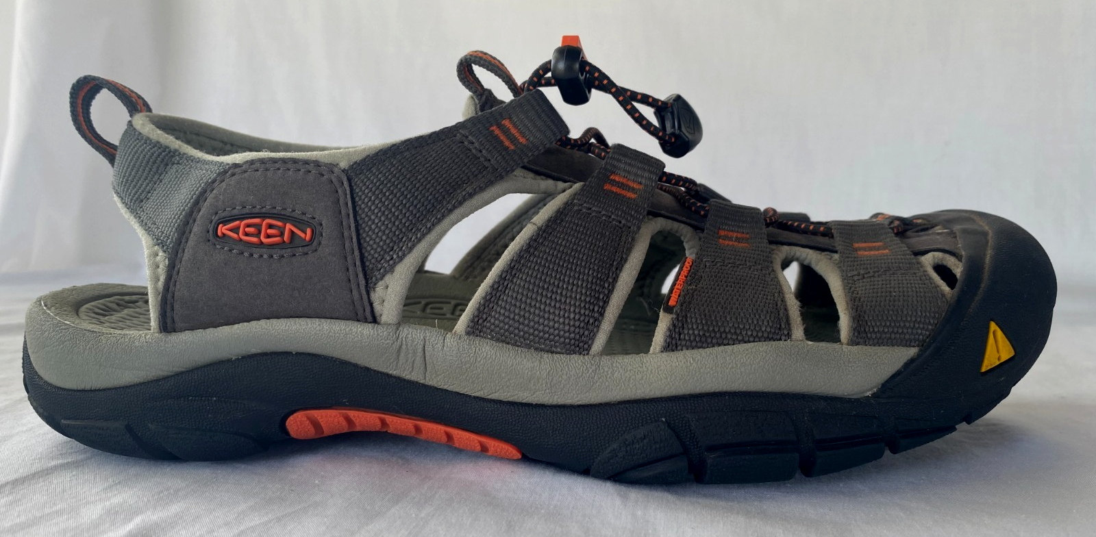 KEEN..IMPERMEABILE..ESCURSIONISMO CAMPEGGIO OUTDOOR..SCARPE SANDALI..UOMO 11 5..NUOVI SENZA ETICHETTE