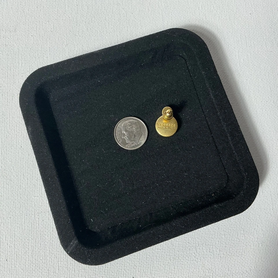 Pendientes pequeños de Medussa de oro y blanco Versace Foto 3 de 3