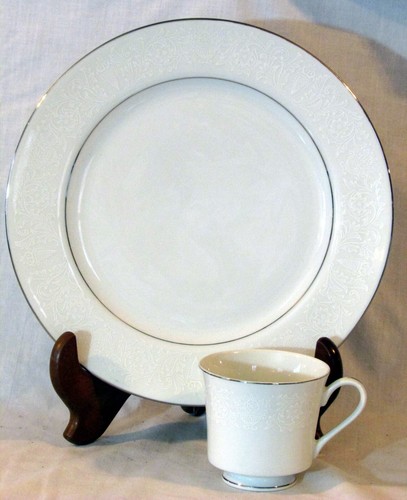 Set of Crown Victoria Lovelace Dinner Plates and Tea Cups New Southwicke - Picture 2 of 10