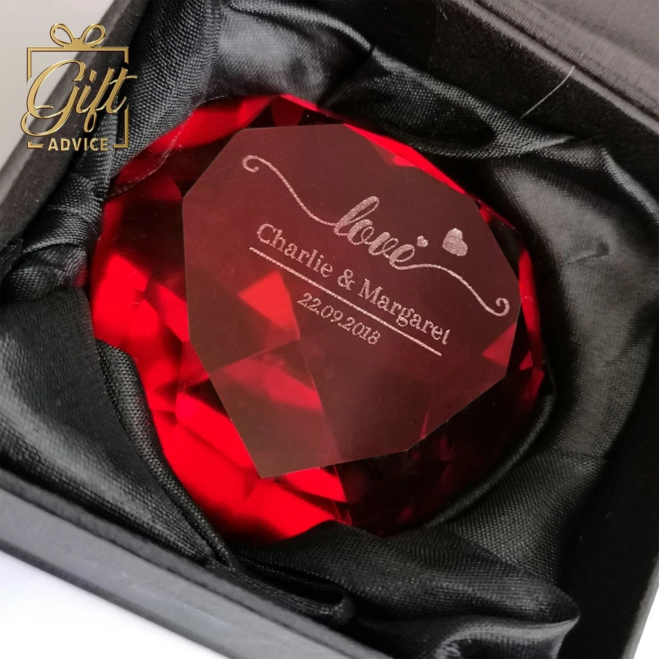Pisapapeles grabado personalizado en forma de corazón cristal rojo rubí Foto 2 de 4