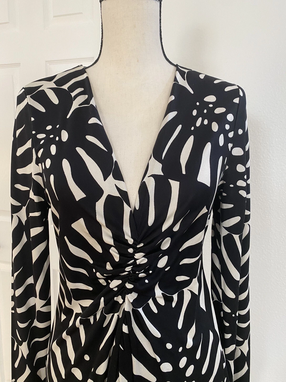 OFF WHITE Abito di seta Tory Burch collo a V bianco e nero con stampa foglie di palma taglia media