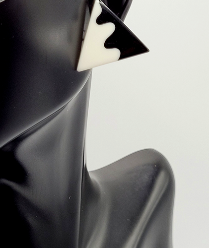 Black with Creamy Vanilla Triangle Pyramid Squiqqle Waves 1980s Pierced Earrings - Picture 24 of 24