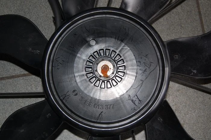 Electric Fan Mercedes-Benz A2465000093 3136613377 0130308401 3135103802 176A - Image 3 of 4