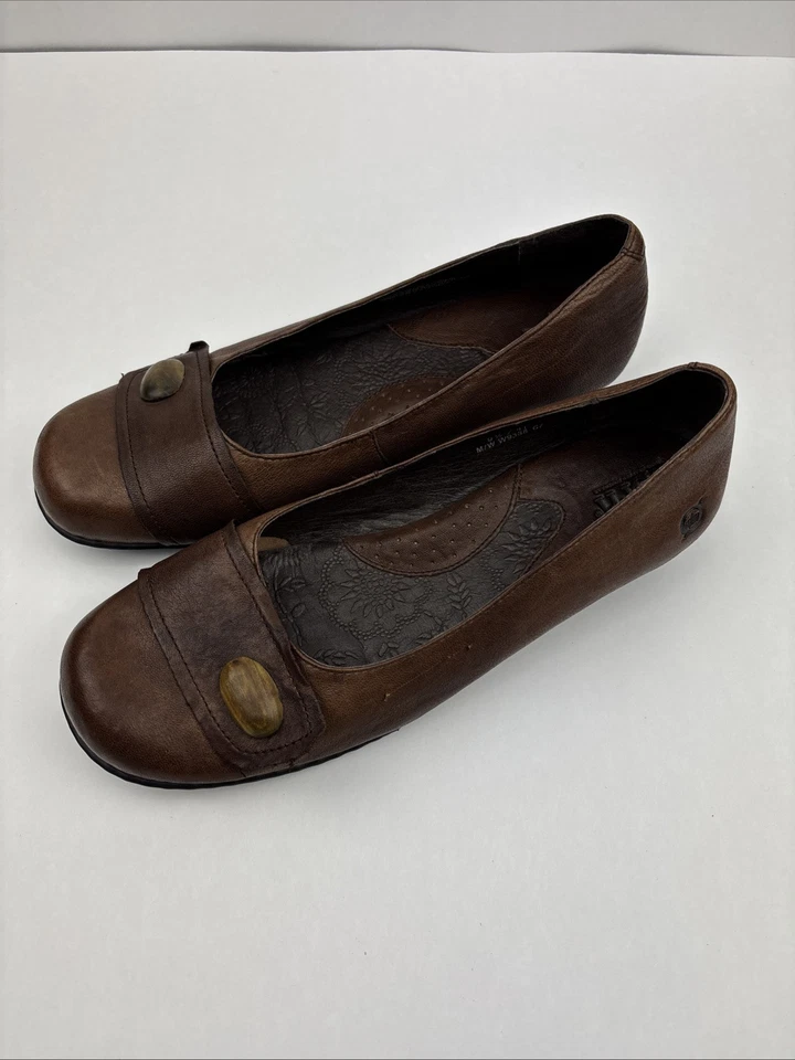 Born Women’s US 9.5 Brown Leather Button Detail Pumps Comfort Shoes Kitten Heel - Image 2 of 4