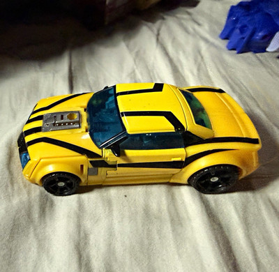 Transformers Prime BUMBLEBEE Deluxe Class Hasbro Robots in Disguise
