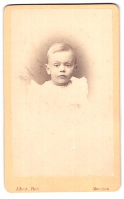 Fotografie J. Albert, München, Portrait blonder kleiner Junge im weißen Hemdche 