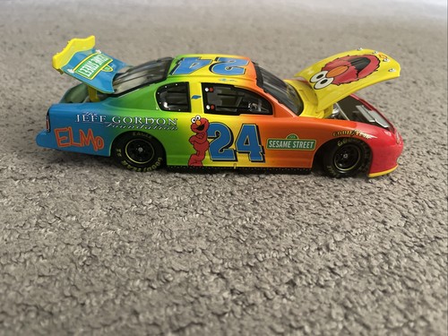 Jeff Gordon Sesame Street Elmo Collectible Car 1:24 Scale - Picture 2 of 4