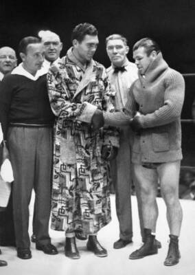 Boxers Max Schmeling Mickey Walker shake hands before meeting - 1932 Old Photo