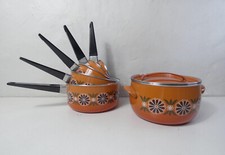 anciennes casseroles émaillées orange vintage