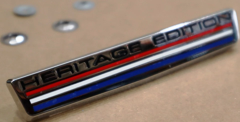 08-09 Chrysler 300 Heritage Edition emblema de asiento 68080444AA genuino MOPAR OEM Foto 2 de 4