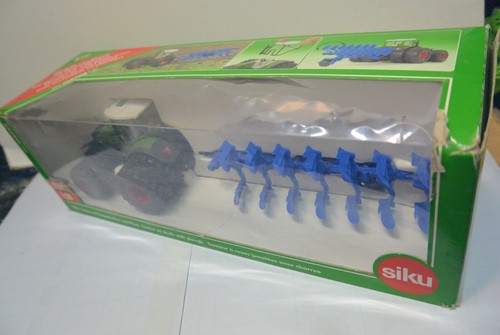 Siku 1:50 DieCast car Fendt 936 Tractor With Double Mature and Plough # 1955 - Picture 2 of 4