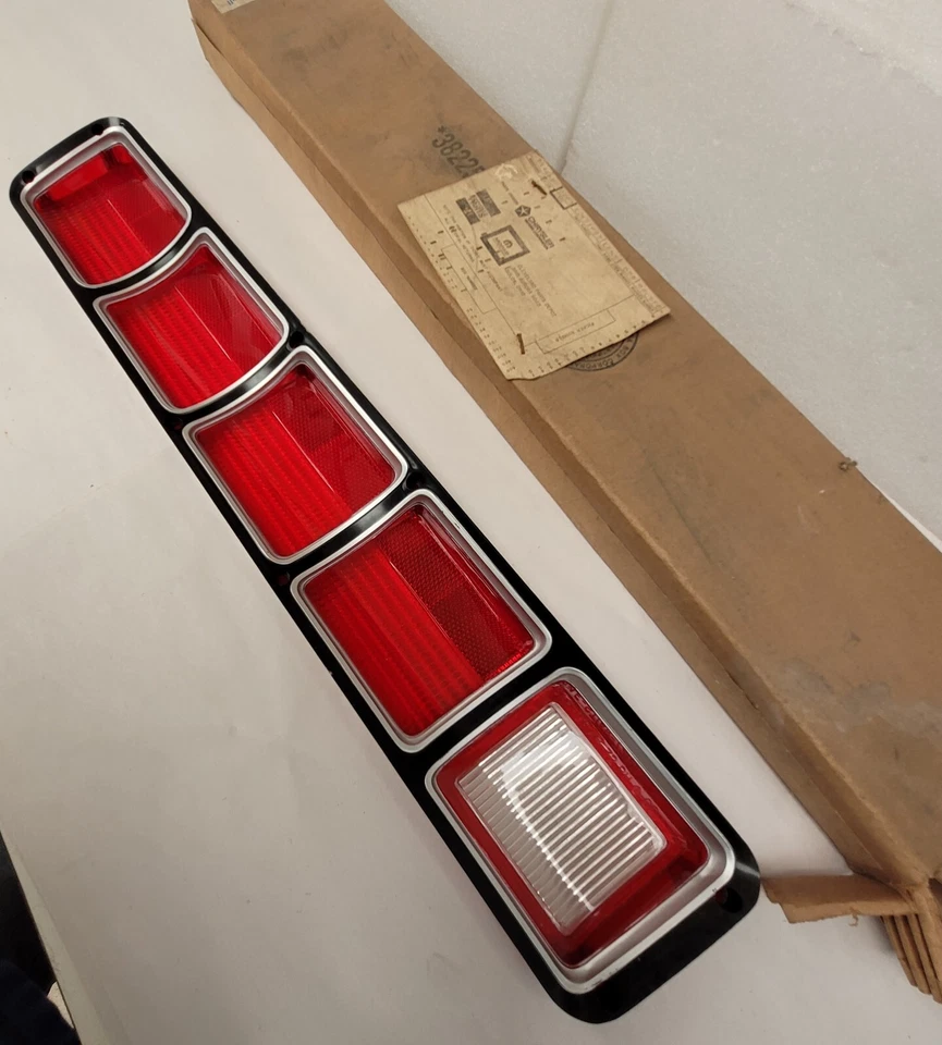 Luz trasera izquierda Plymouth Fury III 1972 lente 3621697 nuevo de lote original Foto 4 de 4