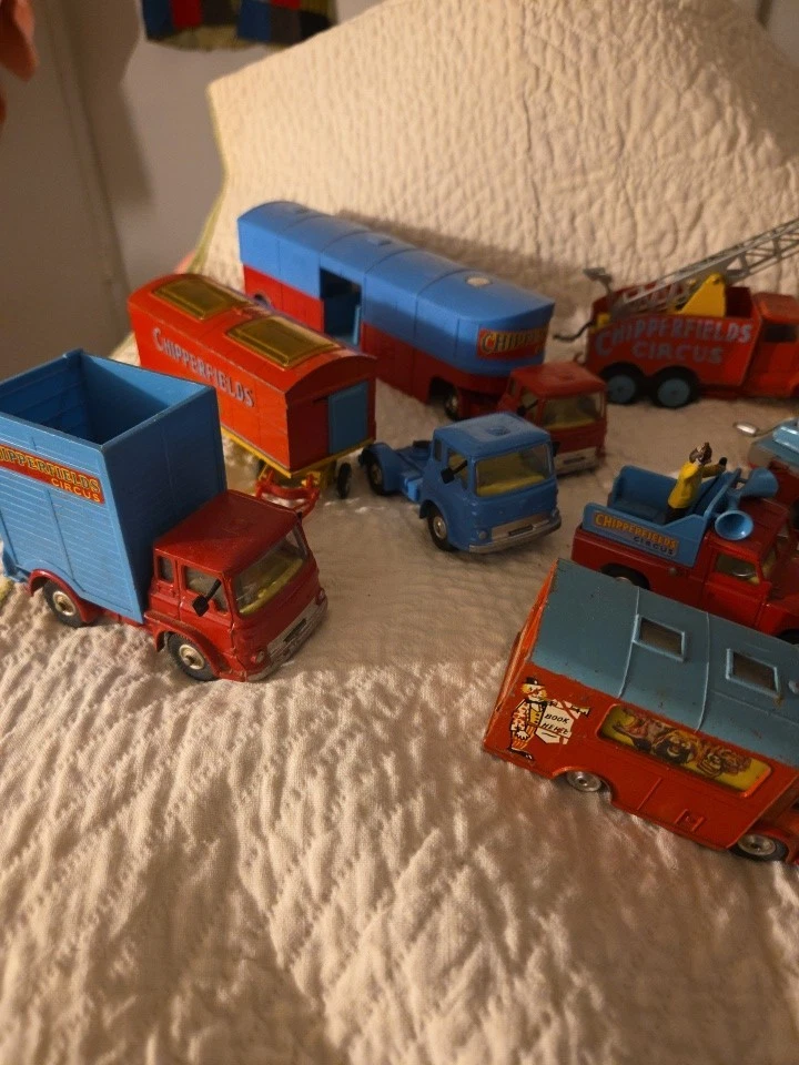 VTG CORGI TOYS CHIPPERFIELDS CIRCUS VEHICLES LOT of 11 DIE CAST - Image 2 of 4