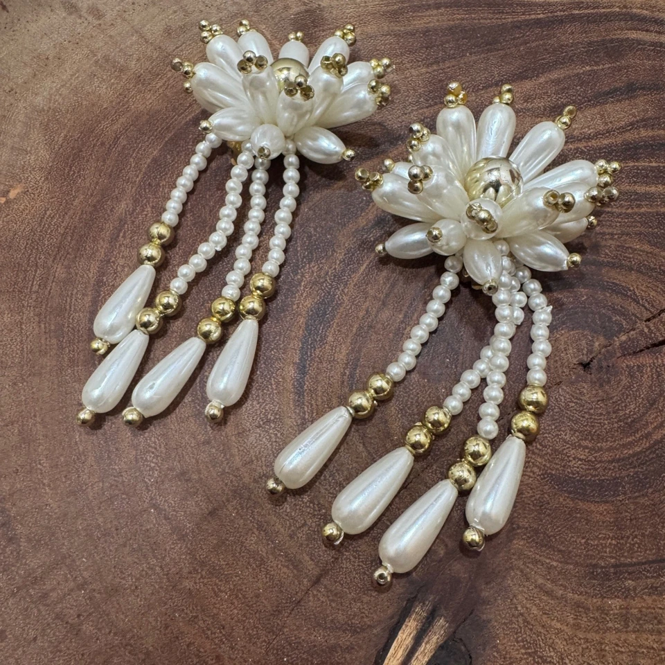 Pendientes de clip vintage con racimo de perlas Cha Cha cascada colgante tono dorado años 50 Foto 3 de 4