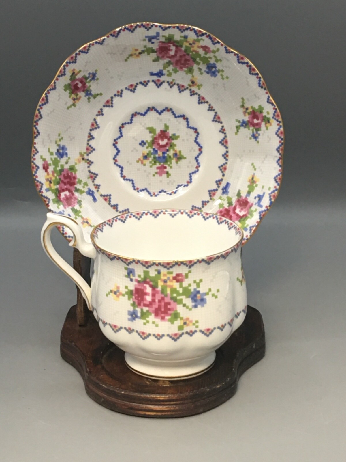 Porcelain Royal Albert Petit Point China 778676 Royal Albert Crown