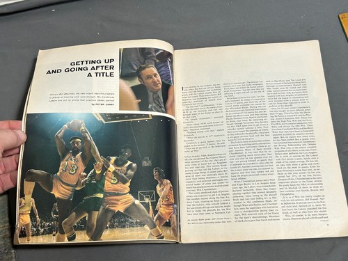 Lot 2 vtg SPORTS ILLUSTRATED Magazine MAY & DEC 1971 BUCKS #1 Oscar Robinson - Picture 6 of 12