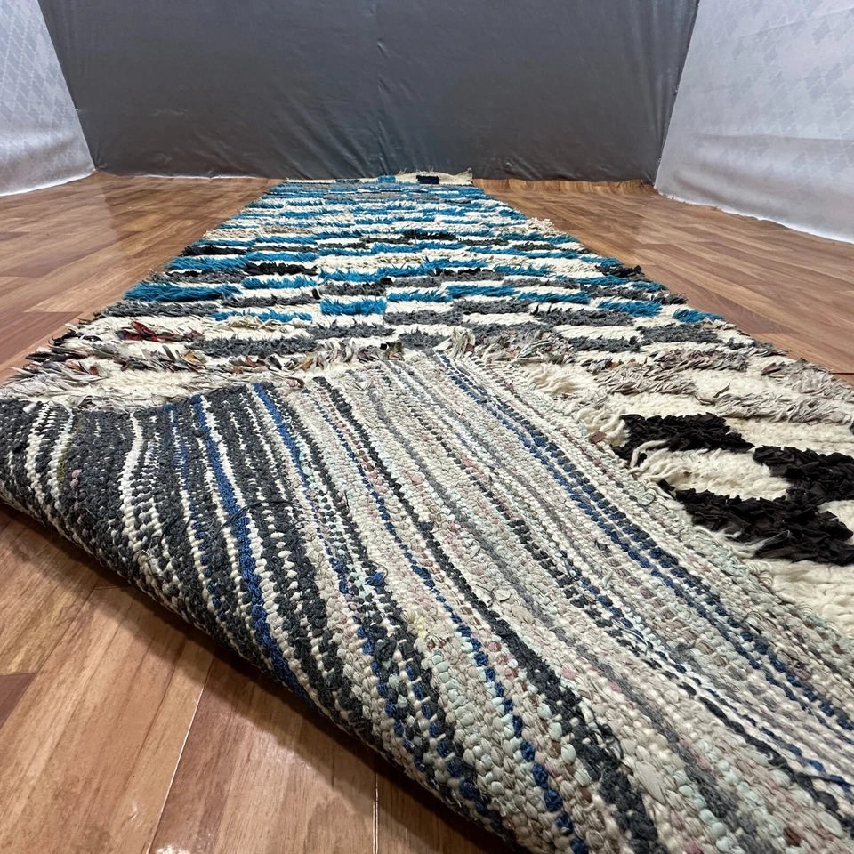 Alfombra boucherouite única marroquí texturizada corredor, vintage azul y blanco Foto 4 de 4