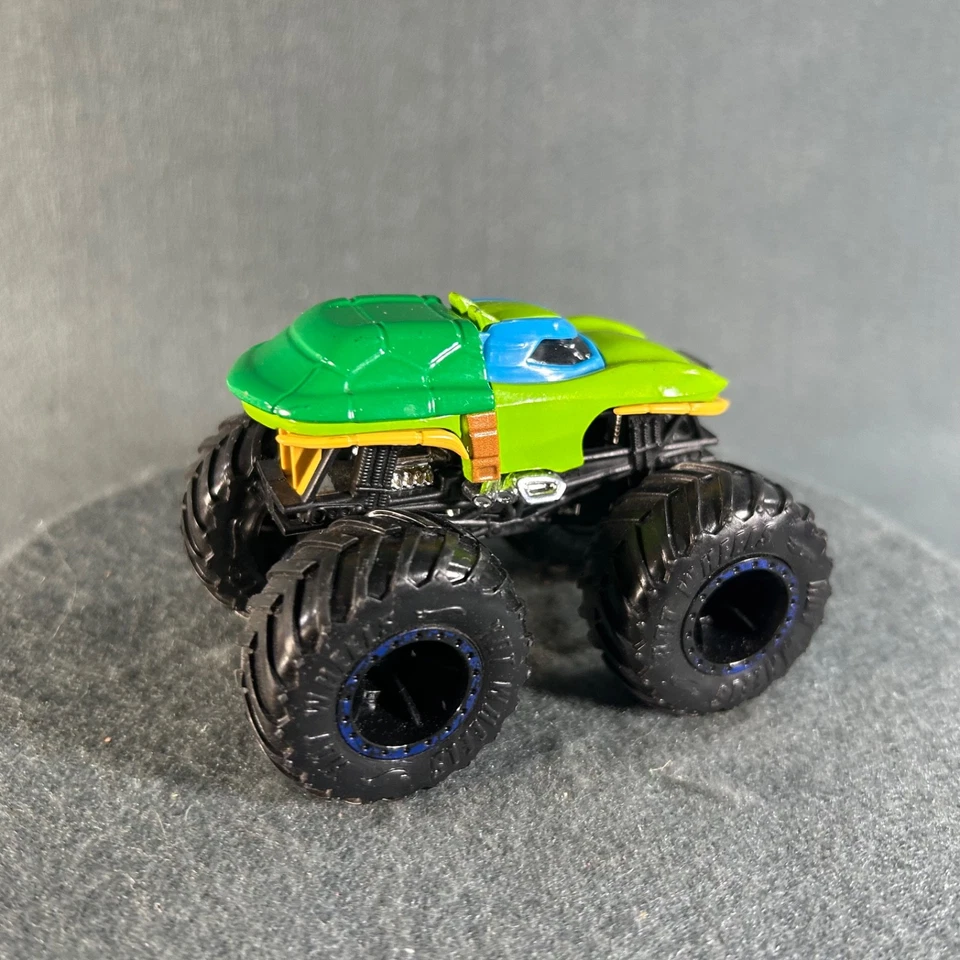Hot Wheels Monster Jam Teenage Mutant Ninja Turtles Leonardo 1:64 Diecast - Image 3 of 4