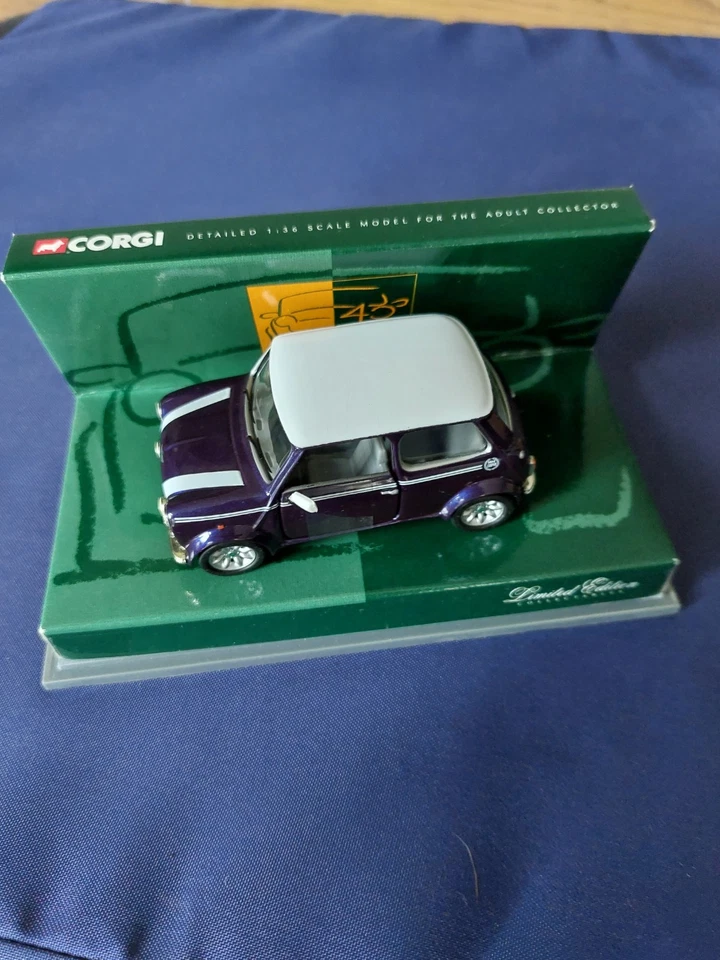 Corgi Mini 40 in Amaranth/white - Image 2 of 3