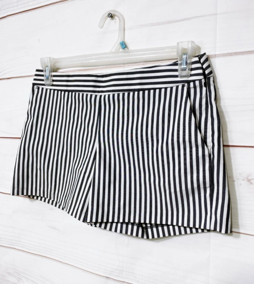 Pantalones cortos Express para mujer talla 4 blancos y negros a rayas con cremallera frontal plana Foto 3 de 4