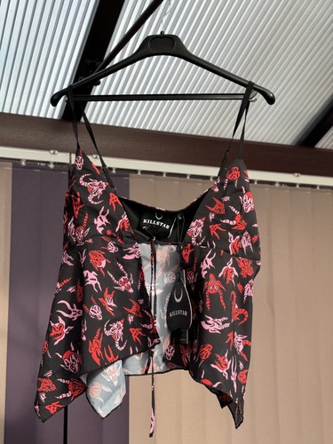 KILLSTAR BLUSE HELLBORN DESIGN SCHWARZ MIT ROT PINK DESIGN NEU MIT ETIKETT XS - Bild 7 von 8