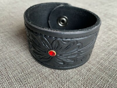 Blumenmuster echt schwarz Leder rot Kristall Manschette Armband 38 mm A2