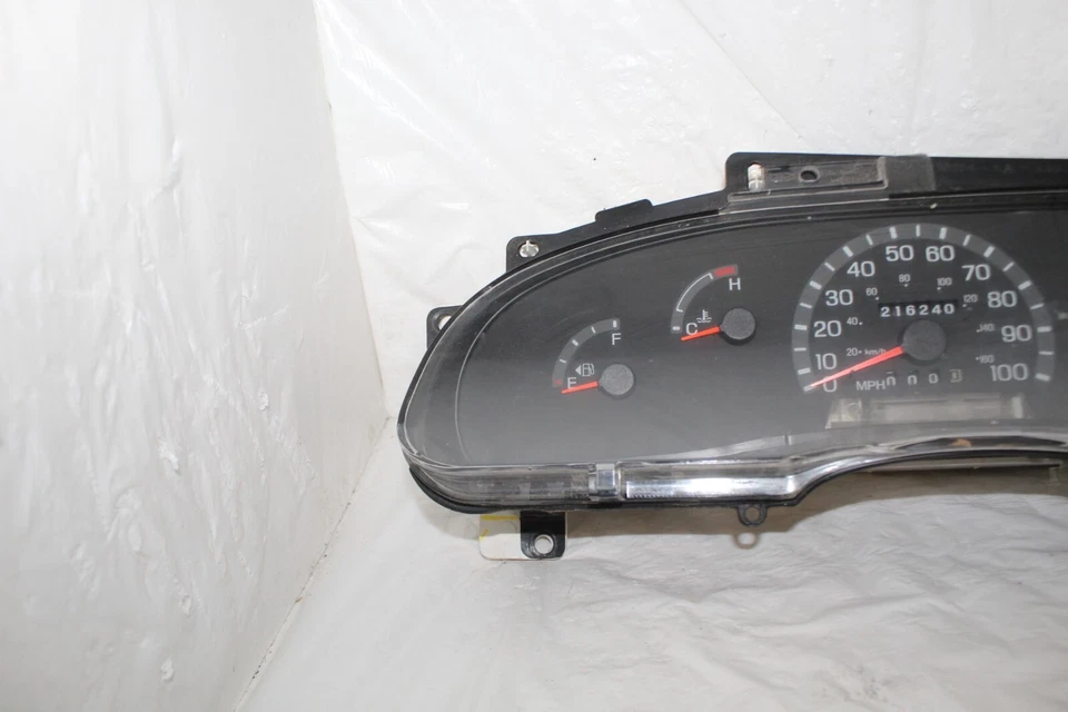 Cuadro de instrumentos velocímetro 99 medidores Ford E250/E350/E450SD 216.240 millas Foto 3 de 4