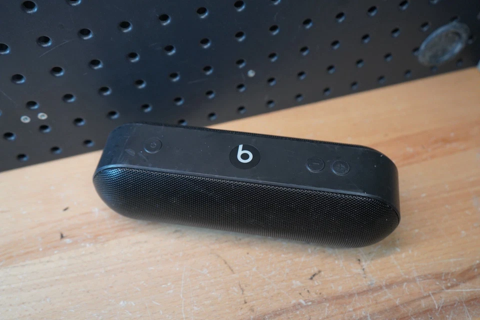 (B) Alto-falante portátil Beats Pill+ sem fio preto Bluetooth modelo A1680 preto - Imagem 2 de 4
