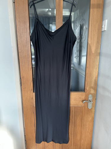 F & F. LONG SATIN BLACK NEGLIGEE / NIGHT DRESSSIZE 16-18 BNWT - Picture 1 of 8