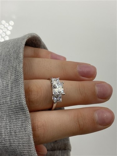 9ct White Gold Princess Cut Cubic Zirconia Trilogy Dress Ring - Picture 3 of 10