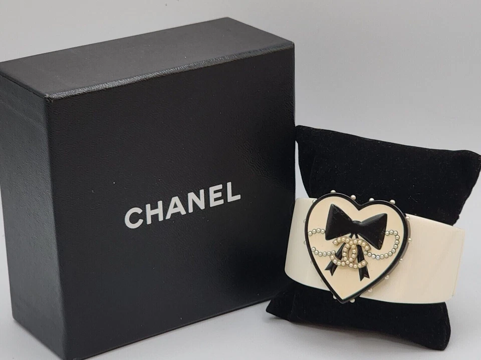 Brazalete CHANEL Primavera 2006 Negro Esmalte Sobre Resina Blanca Corazón Logo Foto 2 de 4