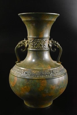 T4007: Japanese Casting copper Beast FLOWER VASE with a decorative, auto - Image 1 of 4