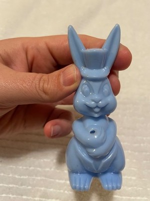 01 Rosbro Light Blue Easter Rabbit Sitting up Plastic Lollipop Holder