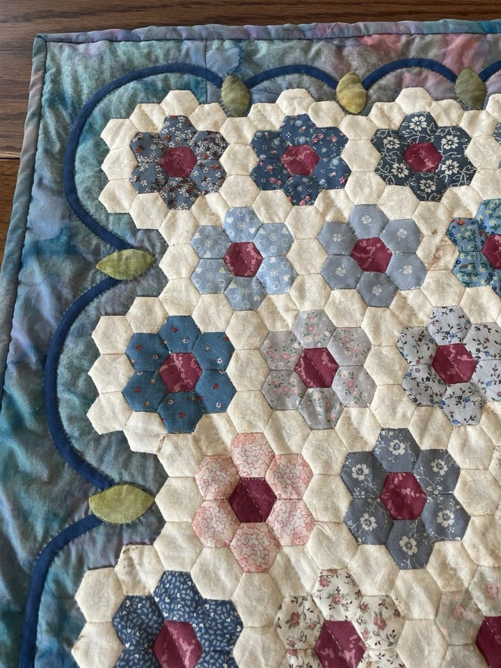 Aplique torneado con aguja y colgante de pared acolchado a mano. Flor Jardín 24x20 Belleza Foto 3 de 4