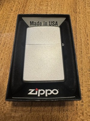 Original Zippo Classic Windproof Feuerzeug - Satin Chrome Authentic Finish