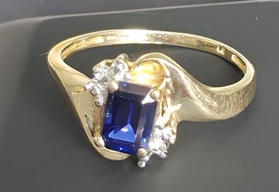 Eleganter Ring mit Saphir im Smaragdschliff & Diamant Akzent 10 Karat Gold