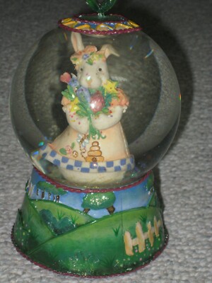 Easter Snowglobe ''Here Comes Peter Cottontale'' 