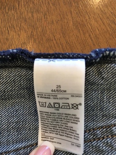 Neu mit Etikett Gap Denim 3 Zoll Distressed Jeansshorts - mittlerer Bund, roher Rand, Größe 25 - Bild 6 von 6