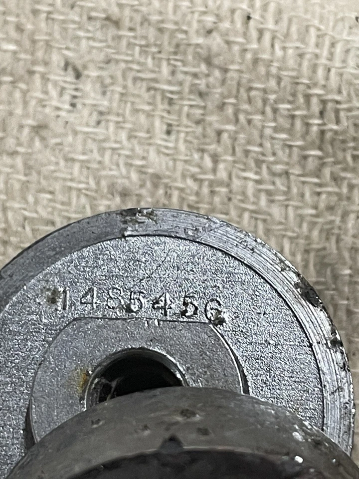 Cadillac Deville 1966 Radio Know Set con tornillos de fijación. Usado. Foto 4 de 4