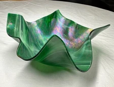 RON LE LEUC Green Iridescent 8”Art Glass Handkerchief Candy Dish Trinket Signed