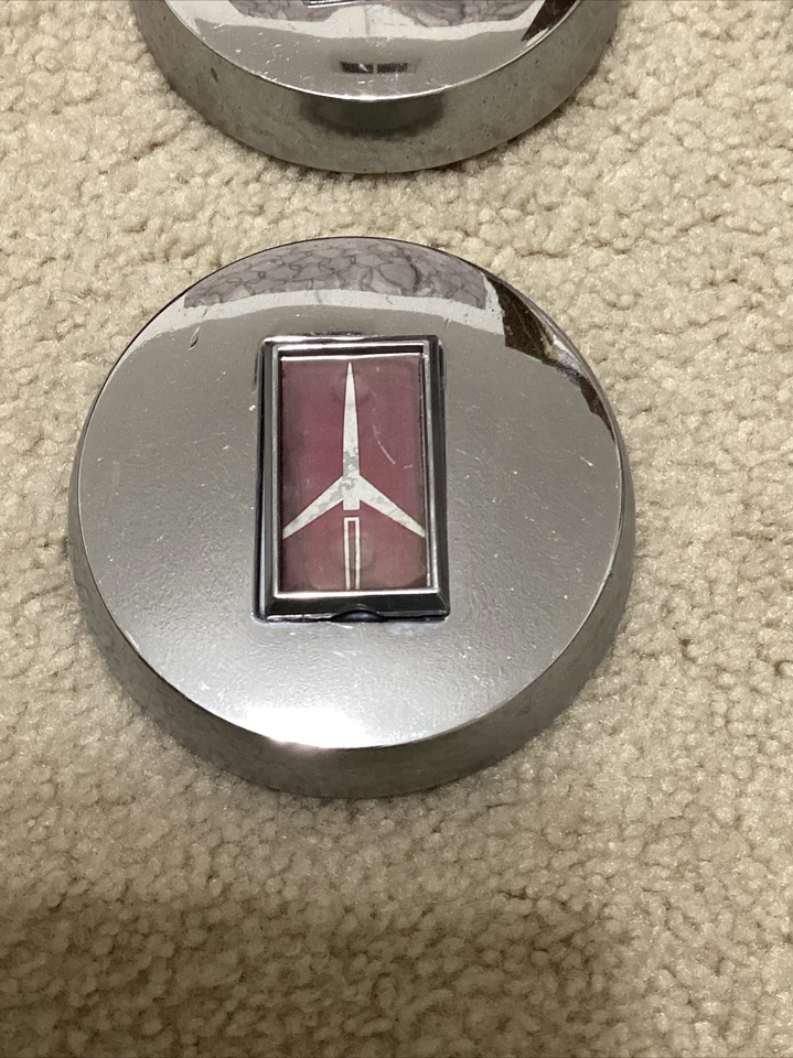 ** Oldsmobile 81-85 Cutlass emblema de tapacubos central 255229 355228 4 piezas Foto 2 de 4