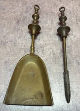 Vintage kleine Messing Kohleschaufel und Sch&uuml;rhaken aus einem Begleitset