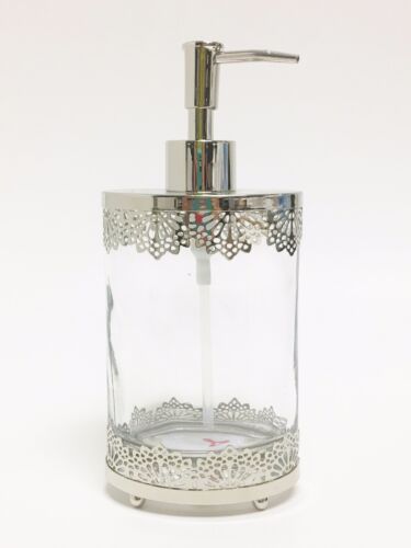 NEW SILVER LACE CUT OUT METAL FRAME EXTERIOR GLASS INSIDE SOAP,LOTION DISPENSER - Foto 1 di 7